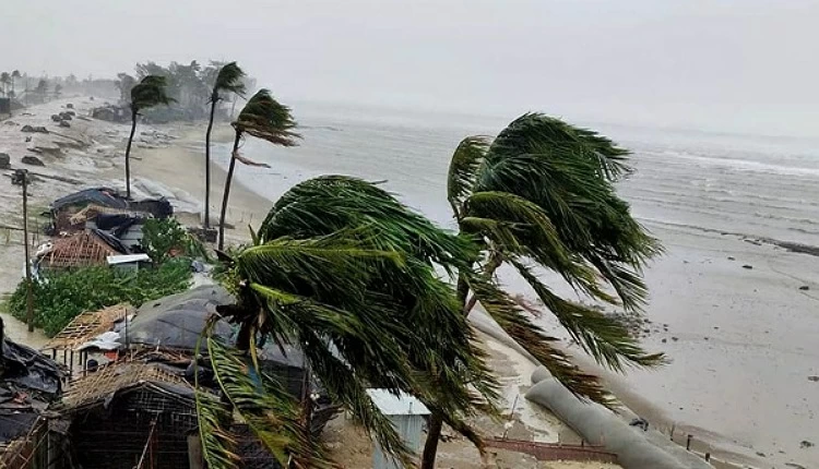 দুপুরেই দেশের ৬ অঞ্চলে ৬০ কিমি বেগে ঝড়ের শঙ্কা