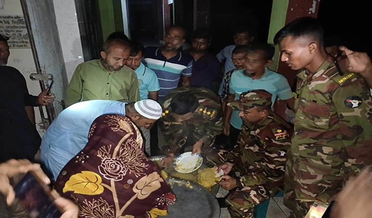 লক্ষ্মীপুরে সেনাবাহিনীর খাবার বিতরণ
