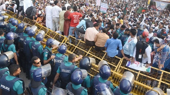 দশম গ্রেড বাস্তবায়নসহ ৩ দফা দাবিতে অনির্দিষ্টকালের কর্মবিরতিতে প্রাথমিক শিক্ষকরা