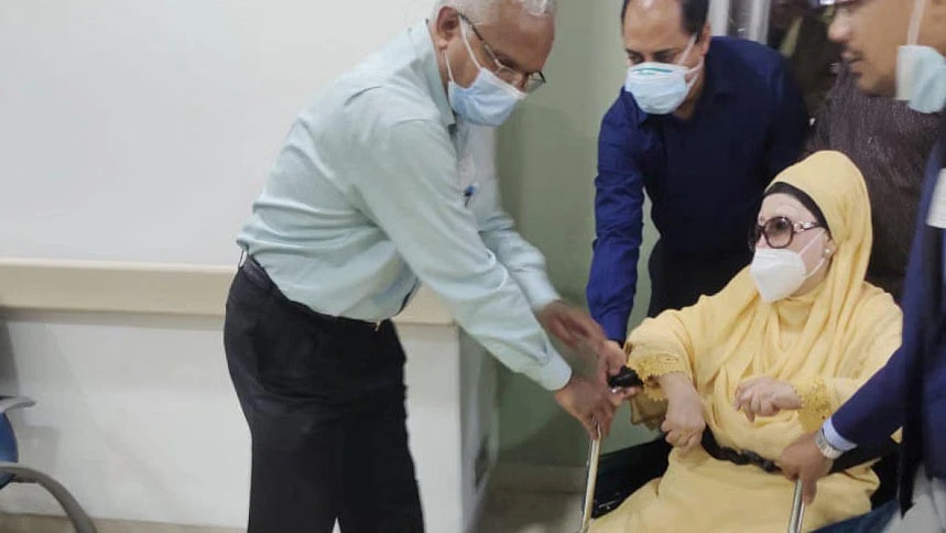 সঙ্কটাপন্ন খালেদা জিয়া চিকিৎসায় সাড়া দিচ্ছেন, জানাল বিএনপি
