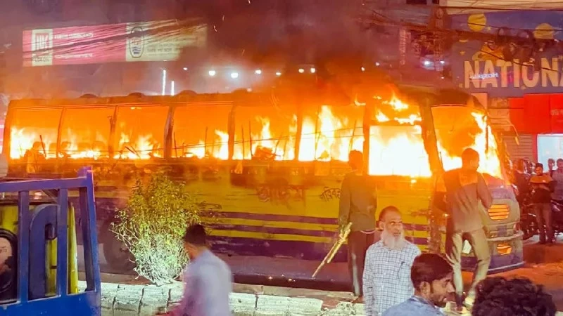 উত্তর বাড্ডায় একটি যাত্রীবাহী বাসে আগুন দিয়েছে দুর্বৃত্তরা