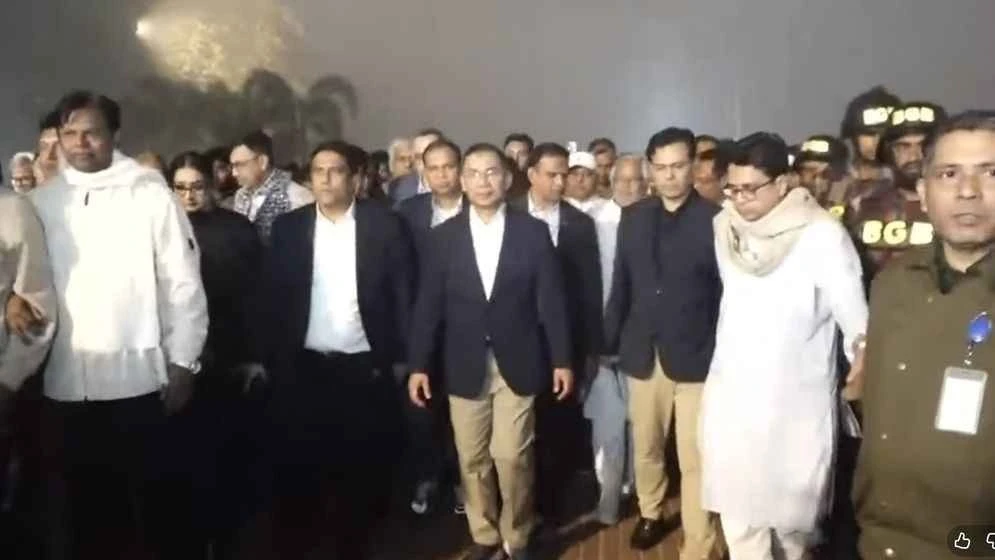 জাতীয় স্মৃতিসৌধে তারেক রহমানের শ্রদ্ধা: নেতাকর্মীদের ঢল ও কঠোর নিরাপত্তা
