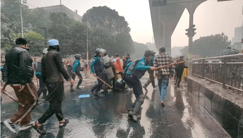 কারওয়ান বাজারে মোবাইল ব্যবসায়ীদের সাথে পুলিশের দফায় দফায় সংঘর্ষ