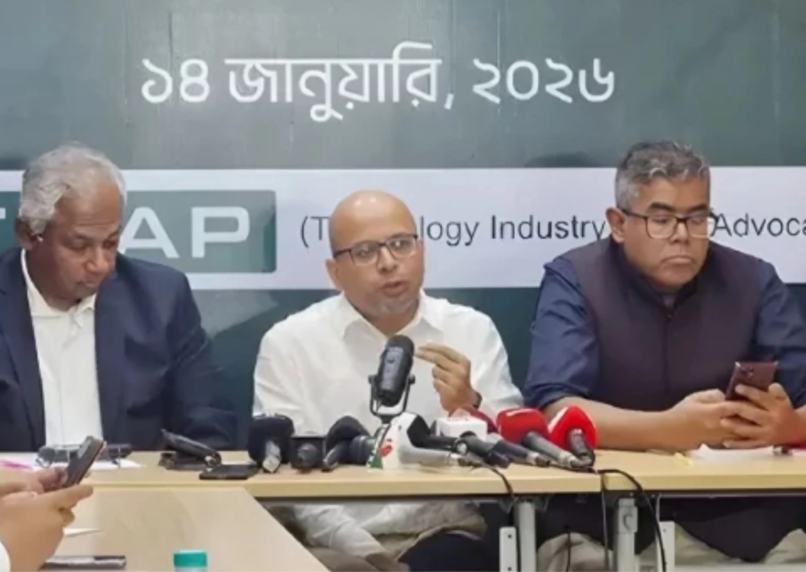 মুঠোফোনের দাম কমছে: শুল্ক কমানোর সুফল পাবেন গ্রাহকরা