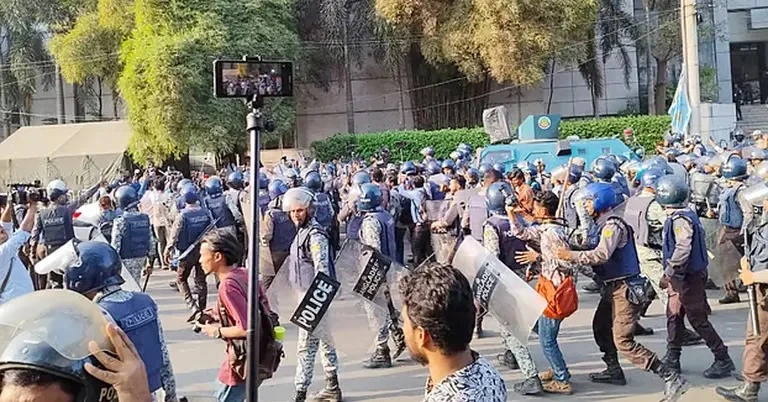 রাজধানীতে পুলিশের অ্যাকশন: ইনকিলাব মঞ্চের মিছিলে টিয়ারশেল-সাউন্ড গ্রেনেড