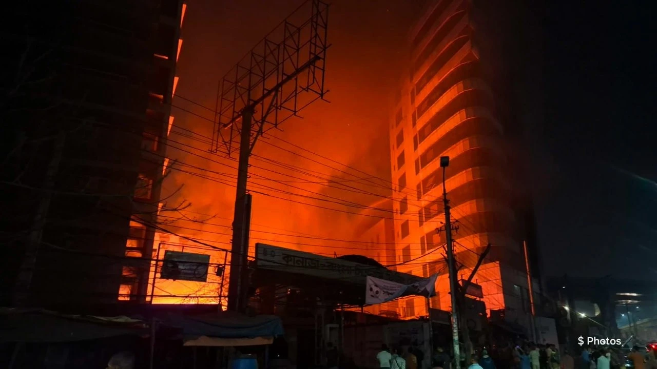 কারওয়ান বাজারে বিধ্বংসী অগ্নিকাণ্ড: দুই ঘণ্টার চেষ্টায় নিয়ন্ত্রণে