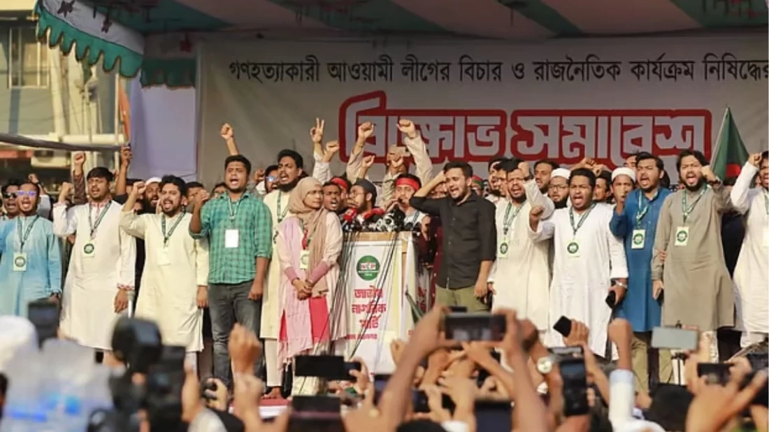 আওয়ামী লীগের সব কর্মকাণ্ড নিষিদ্ধ করতে হবে : নাহিদ ইসলাম