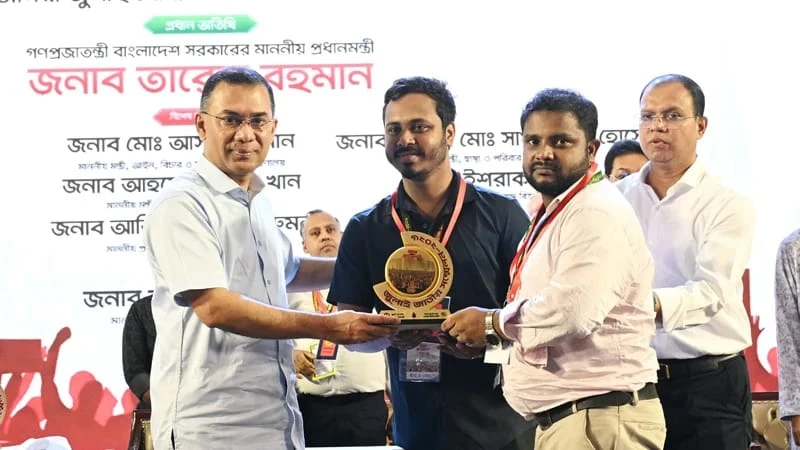 জুলাই স্মৃতি স্মারক তুলে দিলেন প্রধানমন্ত্রী