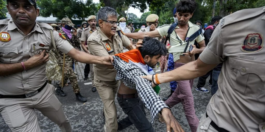 প্রশ্নপত্র ফাঁস নিয়ে দ্রুত বিচার আদালতের ঘোষণা মোদির, দাবিতে অনড় আন্দোলনকারীরা