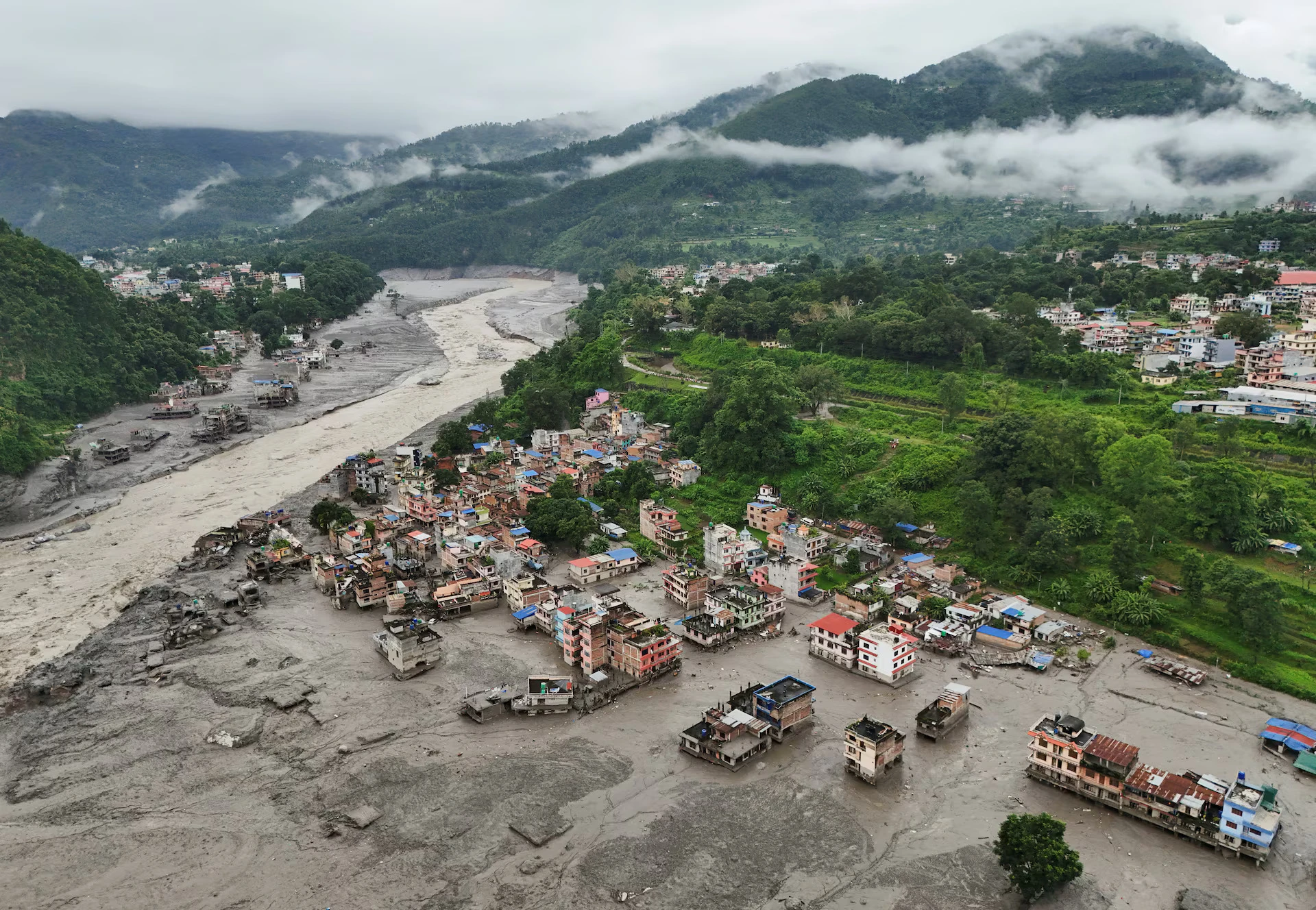নেপাল–চীন সীমান্তে ভয়াবহ দুর্যোগ: মৃত্যু প্রায় ৮০০, নিখোঁজ ৩ হাজারের বেশি